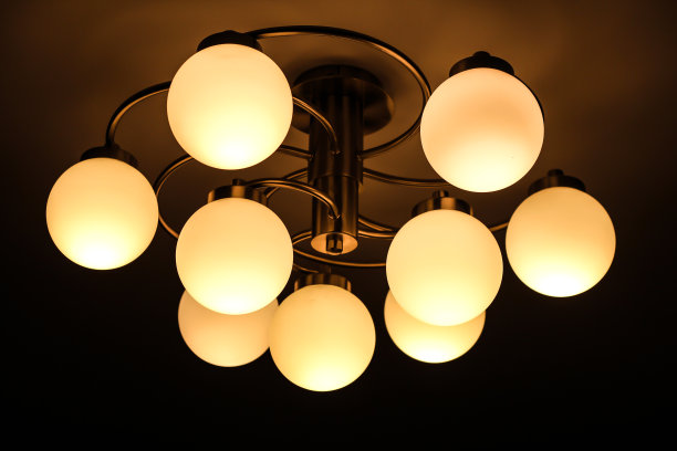 悬挂在拉伸天花板上的圆形吊灯图片下载