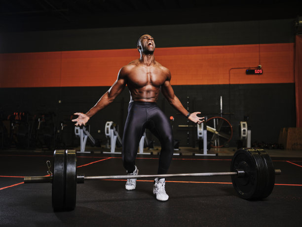 男人在健身房练杠铃和哑铃图片下载