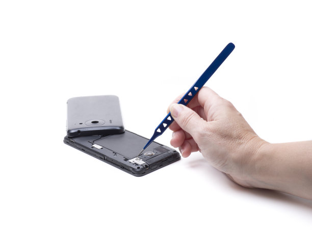 技术人员给智能手机换电池图片下载