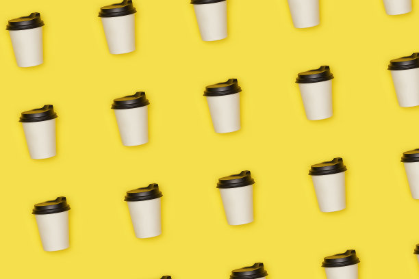 平铺纸白色杯子与背面塑料覆盖模式在黄色背景。高质量的照片图片下载