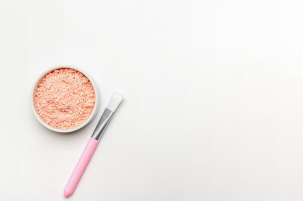 海藻酸盐面膜与粉在一个白色碗与刷子在白色背景俯视图。胶原蛋白美容清洁剂。矿物有用的化妆品清洁和新鲜的面部皮肤图片下载