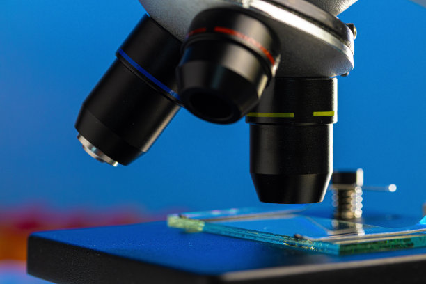 显微镜镜头检查玻璃样品的特写照片图片下载