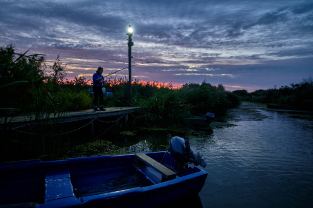 在湖边钓鱼的女人图片下载
