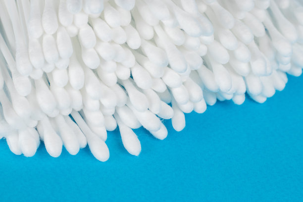 蓝色背景上的白色棉签。图片下载