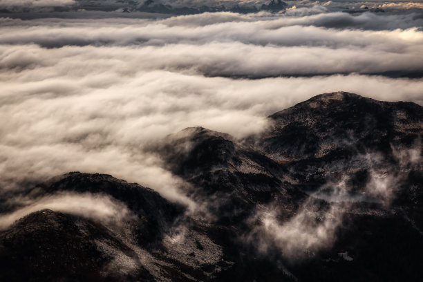 鸟瞰图崎岖的加拿大风景的山峰图片下载