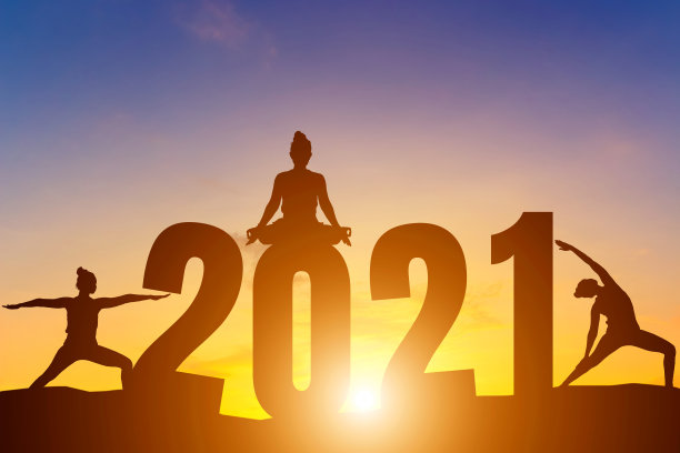 2021年新年数字快乐，在地平线背景下清晨练习瑜伽的剪影女人，健康和新年快乐的概念。图片下载