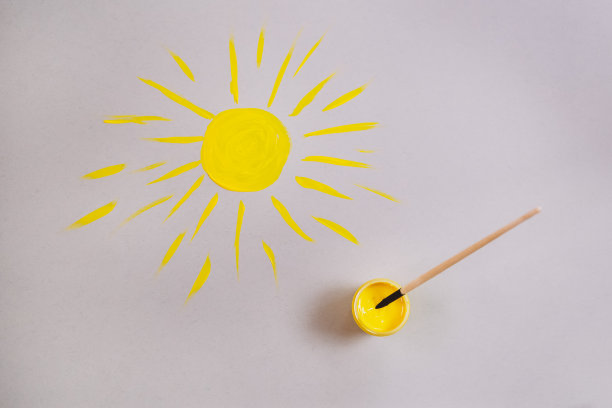 黄色的太阳画在灰色的纸上。图片下载