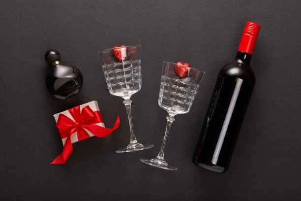葡萄酒和情人节礼物。图片下载