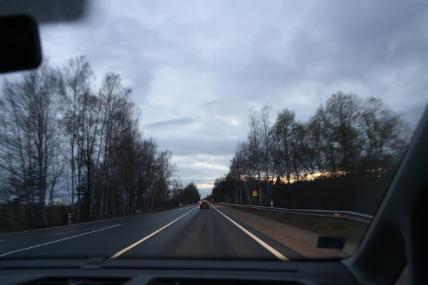 透过移动的汽车挡风玻璃观看。图片下载