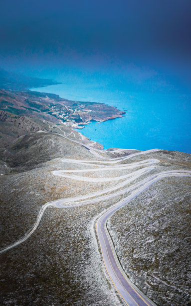 克里特岛蜿蜒道路的高角度视图图片下载