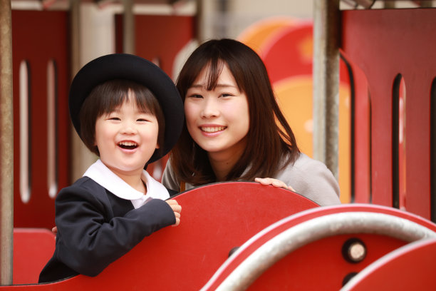 笑脸盈盈的父母和孩子们在操场上玩耍图片下载