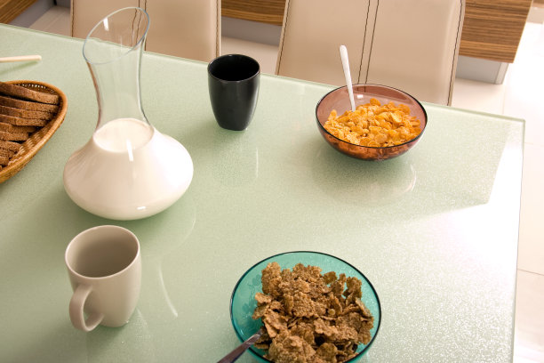 在早餐桌上放上一碗麦片和牛奶图片下载