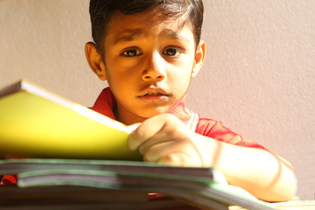 一个十几岁的男孩在家里的黑板上写肖像图片下载