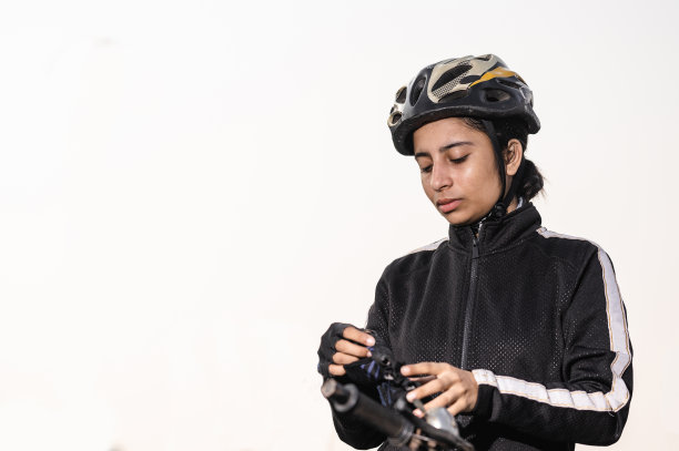 肖像运动女运动员的自行车站在她的自行车。图片下载