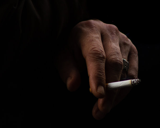 吸烟的手图片下载