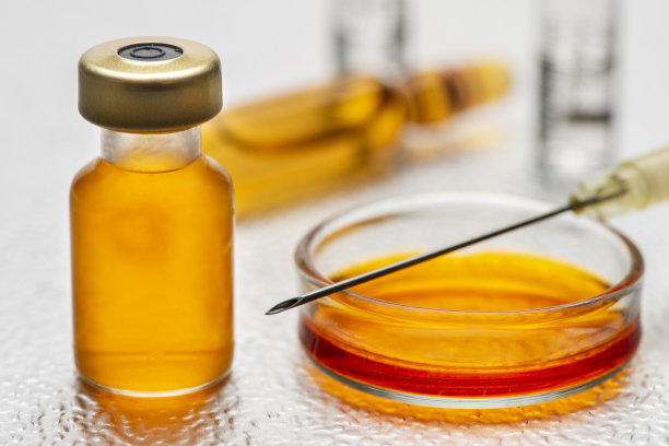 用血清和注射器接种COVID-19病毒疫苗图片下载