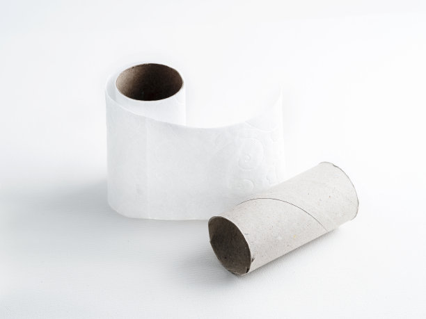 白色背景上的成品卫生纸卷图片下载