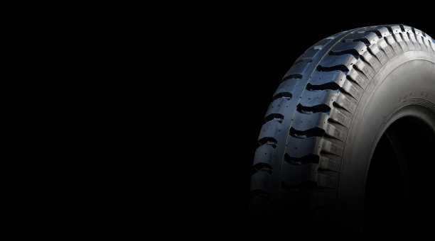 黑色背景上的卡车轮胎。为文本复制空间。图片下载