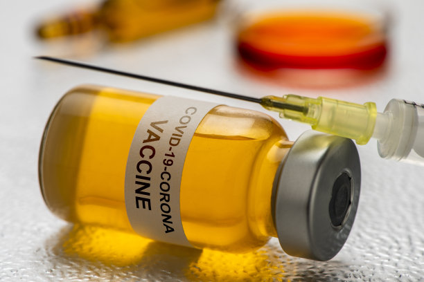 用血清和注射器接种COVID-19病毒疫苗图片下载