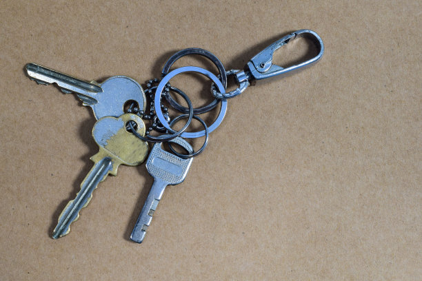 解锁放在棕色背景上的挂锁。图片下载