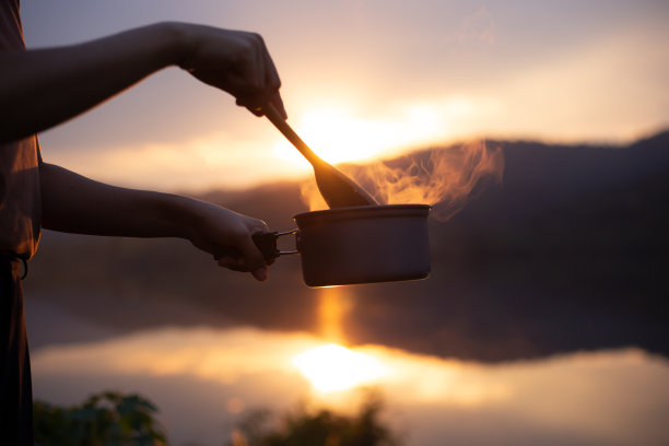 在假日日落时做饭和露营图片下载