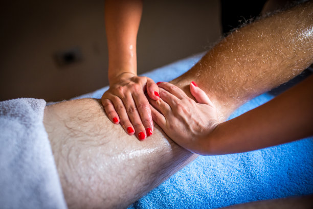 年轻人享受按摩股票照片图片下载