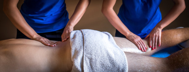 年轻人享受按摩股票照片图片下载