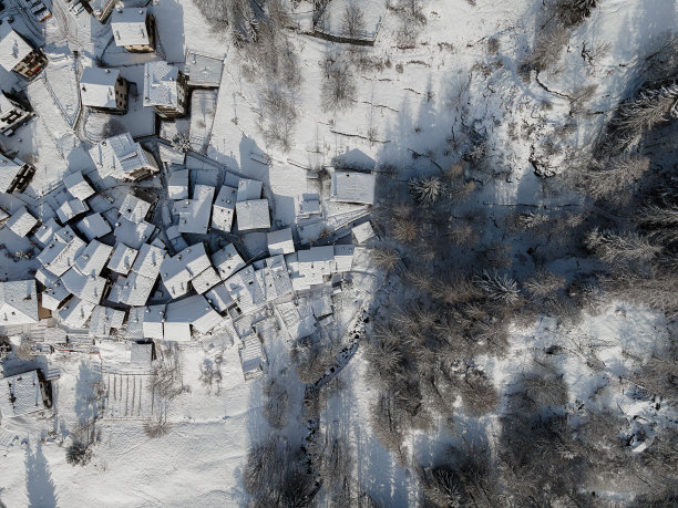 雪下的克雷塔斯村图片下载