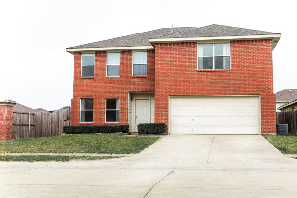 郊区两层红砖房子的外观图片下载