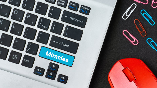 电脑键盘按键与奇迹字键。平面视图概念。图片下载