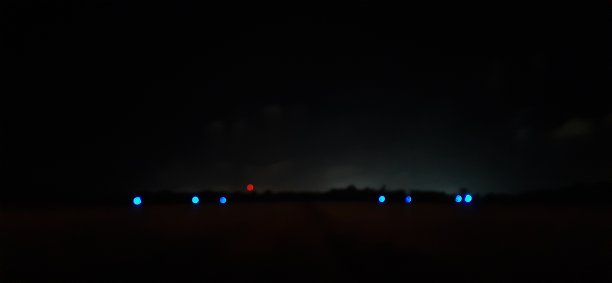 模糊机场聚光灯图片下载