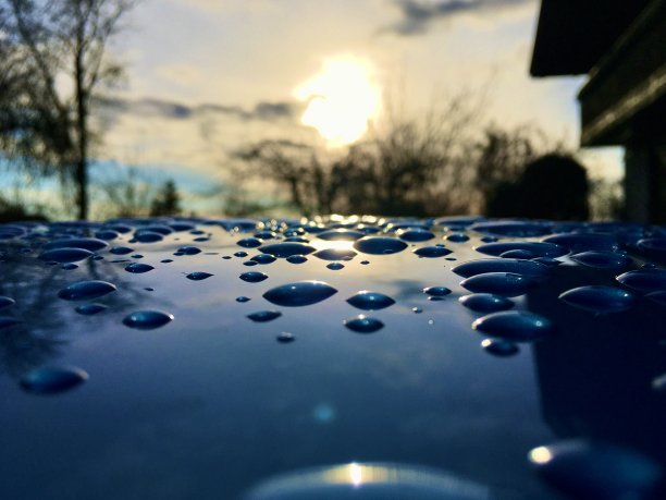 水滴在车顶上图片下载