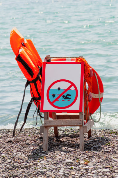 海边沙滩上的救生员椅图片下载
