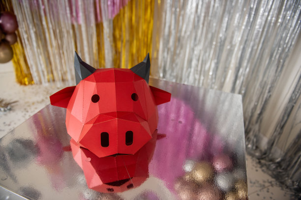 13、灿烂的新年牛节贺卡。圣诞红牛头映衬银，金散焦。日历空白，互联网横幅。纸板做的3D面具，教皇摩西。副本的空间,布局图片下载