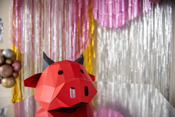 13、灿烂的新年牛节贺卡。圣诞红牛头映衬银，金散焦。日历空白，互联网横幅。纸板做的3D面具，教皇摩西。副本的空间,布局图片下载