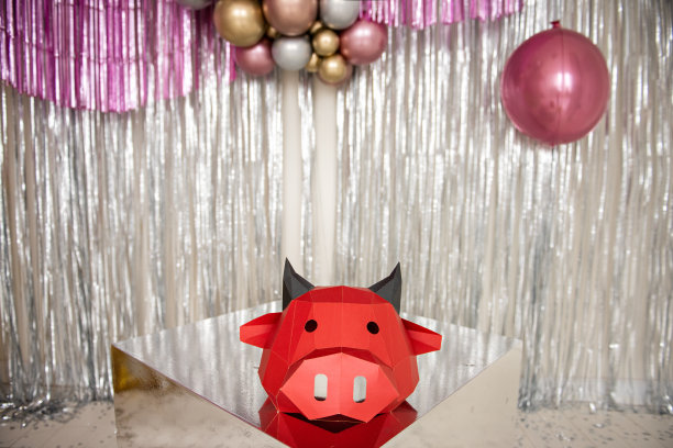 13、灿烂的新年牛节贺卡。圣诞红牛头映衬银，金散焦。日历空白，互联网横幅。纸板做的3D面具，教皇摩西。副本的空间,布局图片下载