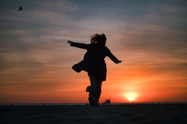 沙滩上的女孩图片下载