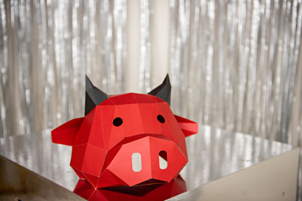 13、灿烂的新年牛节贺卡。圣诞红牛头映衬银，金散焦。日历空白，互联网横幅。纸板做的3D面具，教皇摩西。副本的空间,布局图片下载