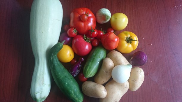 新鲜的有机菜花蔬菜生长在蔬菜园里图片下载