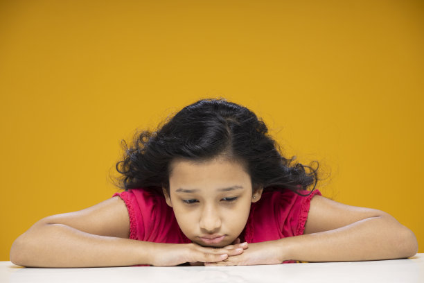 快乐微笑的小女孩，库存照片图片下载