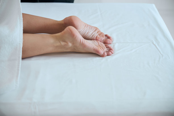 一个躺在手术台上的女人图片下载