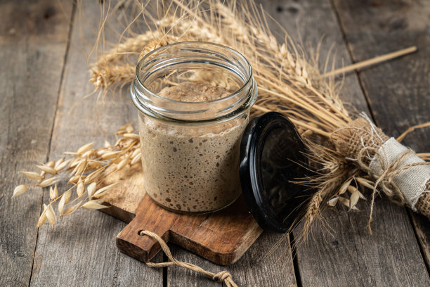 以木头为背景的自制面包发酵剂图片下载