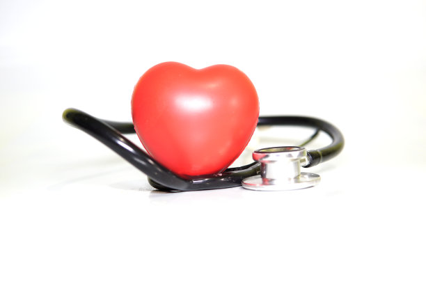 白色背景下的红心和听诊器图片下载