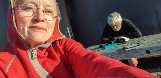 一对成熟的夫妇在山上的木桌前图片下载