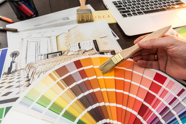 男性手工工作与颜色采样设计家图片下载
