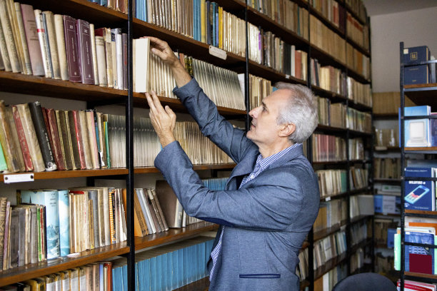 大学教授在图书馆库存照片图片下载
