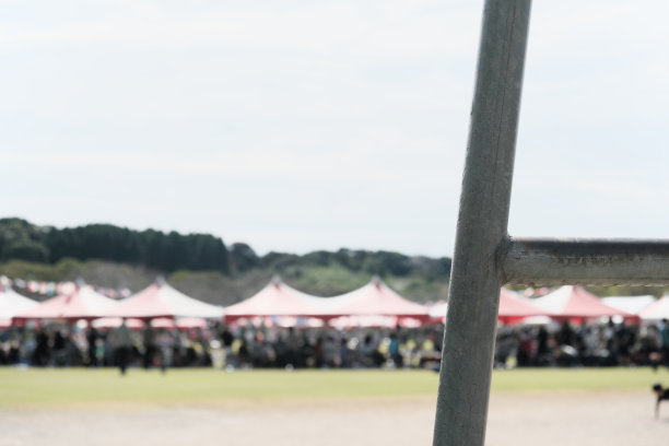 为活动搭建的三角形帐篷图片下载