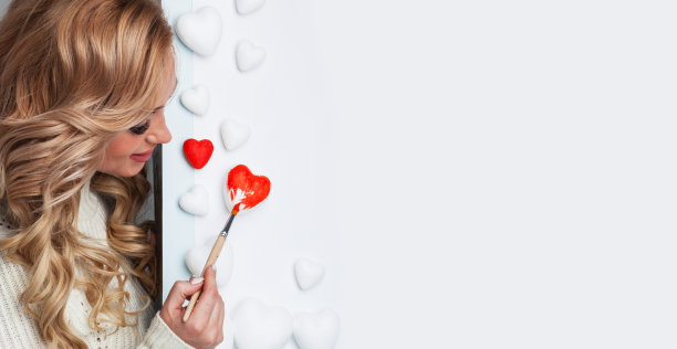 画红心的女人图片下载