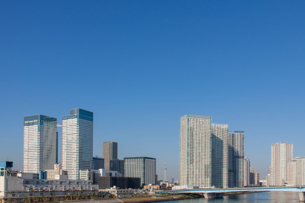 东京晴朗的天空下的现代建筑图片下载