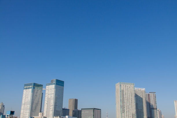 东京晴朗的天空下的现代建筑图片下载